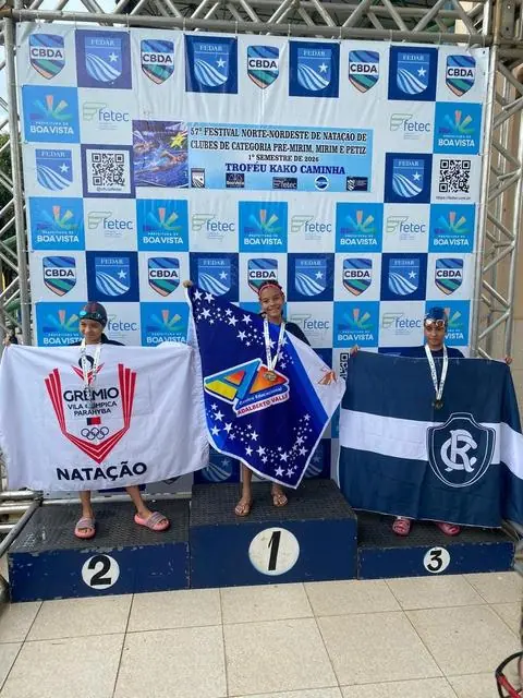 Lelê no lugar mais alto do pódio em Boa Vista, com a bandeira da equipe