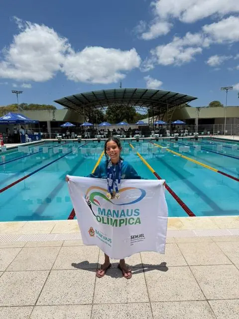 Lelê com a bandeira do Manaus Olímpica