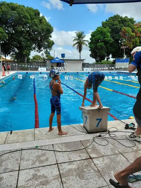 Lelê no bloco de largada em piscina ao ar livre